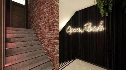 NOWOCZESNY KLUB Z SUFITEM PODWIESZANYM I CEGŁĄ