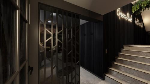 NOWOCZESNY KLUB Z SUFITEM PODWIESZANYM I CEGŁĄ