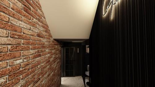 NOWOCZESNY KLUB Z SUFITEM PODWIESZANYM I CEGŁĄ