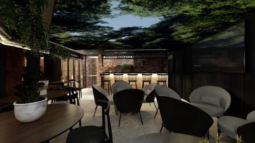 NOWOCZESNY KLUB Z SUFITEM PODWIESZANYM I CEGŁĄ