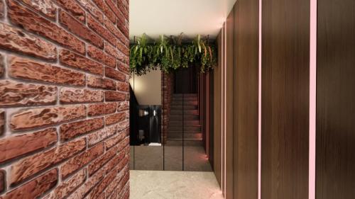 NOWOCZESNY KLUB Z SUFITEM PODWIESZANYM I CEGŁĄ