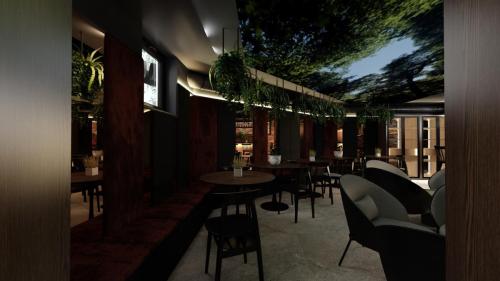 NOWOCZESNY KLUB Z SUFITEM PODWIESZANYM I CEGŁĄ