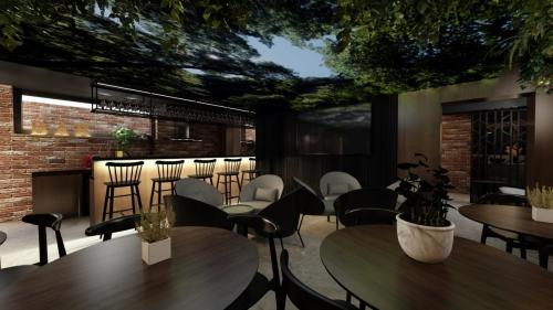 NOWOCZESNY KLUB Z SUFITEM PODWIESZANYM I CEGŁĄ